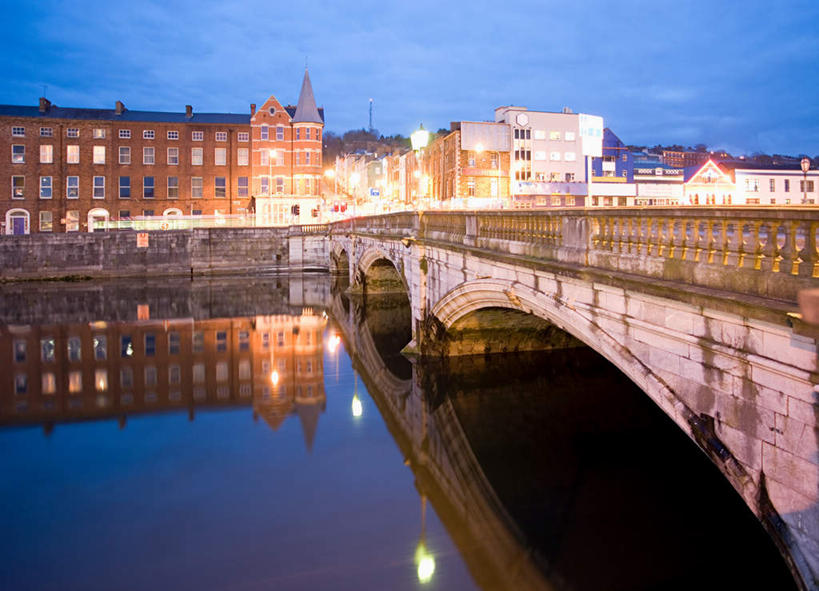 无人,家,横图,室外,白天,正面,度假,河流,石头,美景,日落,水,城市风光,城市,路灯,照明,爱尔兰,欧洲,许多,阴影,波纹,朦胧,模糊,光线,石子,影子,房屋,屋子,河水,景观,水流,晚霞,霞光,落日,公寓,桥,灯光,涟漪,娱乐,石桥,洋房,楼房,拱桥,住宅,栈桥,灯,倒影,水纹,黄昏,波浪,享受,休闲,景色,彩霞,放松,拱形,人行桥,石拱桥,照亮,倒映,照明设备,西欧,爱尔兰共和国,水晕,科克郡,夕照,反照,石块,夕阳,彩图,房子,斜阳