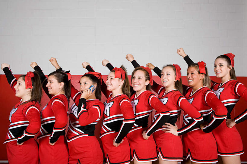 西方人,伙伴,朋友,站,举,笑,微笑,露齿笑,横图,室内,白天,侧面,裙子,友谊,欧洲,欧洲人,一排,握,连衣裙,整齐,装饰,墙,许多人,拿,听,拿着,注视,手叉腰,墙壁,墙面,排列,红色,白色,发箍,发饰,蝴蝶结,饰品,叉腰,观察,看,托,站着,一群人,同学,握着,头箍,观看,察看,校友,队列,关注,发卡,配饰,同窗,学友,友情,年轻女性,女人,女性,白种人,举起,举手,举着,向上举,向上伸,向上托,站立,半身,彩图