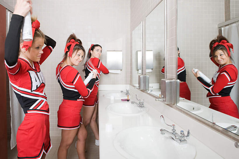 西方人,三个人,伙伴,朋友,站,举,笑,微笑,露齿笑,横图,室内,白天,侧面,裙子,友谊,镜子,卫生间,洗手间,欧洲,欧洲人,握,连衣裙,装饰,水槽,水龙头,墙,拿,拿着,注视,水斗,开关,墙壁,墙面,白色,发箍,发饰,蝴蝶结,瓶子,饰品,塑料制品,打开,观察,看,托,站着,同学,塑料瓶,握着,头箍,观看,阀门,镜像,察看,开启,镜面,校友,关注,发卡,发蜡,配饰,同窗,学友,水咀,友情,年轻女性,女人,女性,白种人,厕所,举起,举手,举着,向上举,向上伸,向上托,站立,半身,彩图