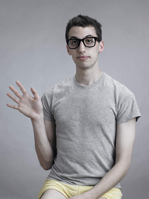 西方人,一个人,站,举,笑,微笑,露齿笑,竖图,室内,白天,正面,欧洲,欧洲人,仅一个男性,仅一个人,阴影,灰色背景,服装,反射,眼镜,影子,挥手,注视,休闲装,再见,仅一个年轻男性,衣服,观察,看,手势,托,站着,招手,休闲,休闲服,摄影,服饰,影棚,告别,观看,察看,关注,摆动,近视眼镜,离别,辞行,男人,男性,年轻男性,白种人,举起,举手,举着,向上举,向上伸,向上托,站立,半身,彩图,影棚拍摄,拍摄