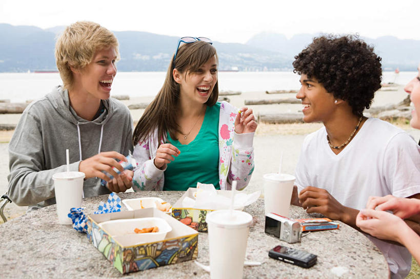 点心,西方人,四个人,伙伴,朋友,坐,笑,打电话,吃,微笑,露齿笑,横图,室外,白天,正面,烹饪,西餐,友谊,石头,山,山脉,餐桌,桌子,杯子,电话,手机,欧洲,非洲,黑人,欧洲人,握,阴影,服装,光线,墨镜,石子,眼镜,影子,塑料,山峰,料理,食品,糖,糖果,甜点,甜品,山峦,注视,休闲装,通讯设备,菜肴,美食,食物,衣服,蓝色,蓝天,天空,阳光,塑料制品,太阳镜,太阳眼镜,吸管,纸制品,快餐,甜食,零食,巧克力,群山,天,观察,看,休闲,休闲服,遮阳镜,西式,握着,服饰,佳肴,晴朗,餐台,观看,朱古力,纸杯,察看,空心,关注,一次性杯子,西式快餐,万里无云,饮管,两幅,交流,友情,男人,男性,年轻男性,年轻女性,女人,女性,白种人,非洲人,石块,晴空,晴空万里,沟通,嚼,食,通话,坐着,半身,彩图,两部,圆柱状