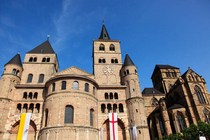 无人,家,横图,室外,白天,仰视,旅游,度假,植物,窗户,标志建筑,地标,建筑,旗帜,国旗,德国,欧洲,阴影,光线,影子,堡垒,城堡,房屋,墙,屋子,云,云朵,云彩,娱乐,建设,楼房,玻璃窗,墙壁,墙面,住宅,树,树木,蓝色,绿色,白云,蓝天,天空,阳光,自然,天,享受,休闲,旅游胜地,放松,生长,晴朗,成长,西欧,要塞,德意志联邦共和国,莱茵兰.普法尔茨州,设防,特里尔,旗,晴空,彩图,低角度拍摄,房子