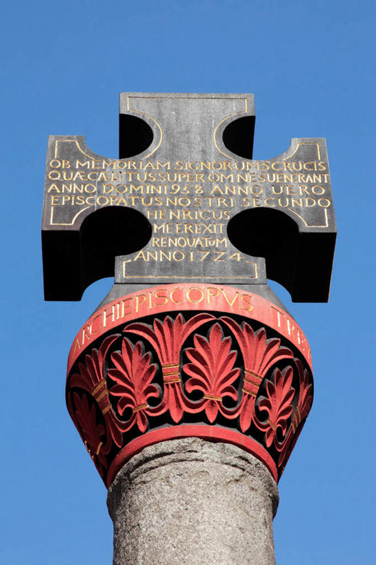 无人,竖图,室外,特写,白天,仰视,度假,美景,城市风光,城市,雕塑,德国,欧洲,阴影,节日,艺术,装饰,光线,雕刻,雕像,十字架,影子,景观,文化,娱乐,石雕,蓝色,蓝天,天空,阳光,工艺品,天,祈祷,享受,休闲,健康,景色,放松,许愿,宗教,信仰,晴朗,纪念,祈求,美术,西欧,主题,陈列,万里无云,德意志联邦共和国,功能,美学,莱茵兰.普法尔茨州,特里尔,平安,晴空,晴空万里,彩图,低角度拍摄