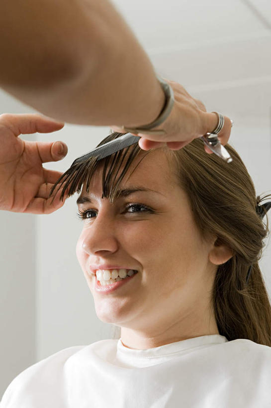 西方人,手,头发,两个人,理发师,坐,笑,微笑,露齿笑,竖图,室内,白天,正面,纺织品,欧洲,欧洲人,布,墙,棕色,织物,梳子,注视,顾客,墙壁,墙面,剃头,日用品,观察,看,手部,观看,理发店,布匹,察看,关注,美发用品,主顾,卡其布,年轻女性,女人,女性,白种人,长发,直发,发型师,理发员,美发师,坐着,半身,彩图,理发