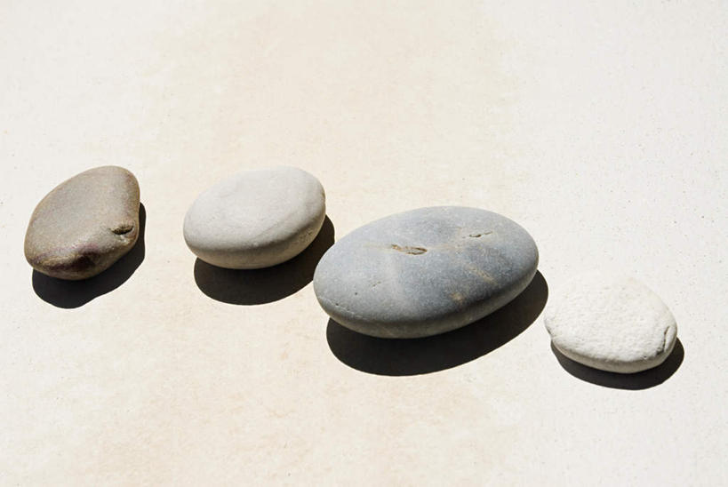 无人,横图,俯视,室内,特写,白天,石头,静物,一排,阴影,整齐,反射,石子,影子,排列,鹅卵石,四块,队列,按摩石,石块,彩图,高角度拍摄
