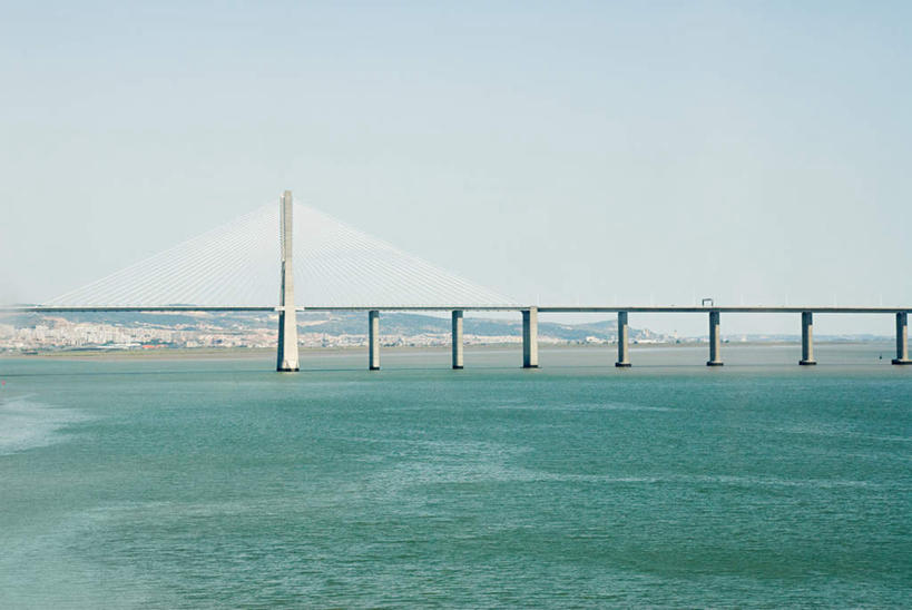 无人,横图,室外,白天,正面,旅游,度假,河流,水,标志建筑,大桥,地标,建筑,立交桥,桥梁,葡萄牙,欧洲,阴影,波纹,光线,影子,河水,水流,云,云朵,高架,斜拉桥,桥,涟漪,首都,云彩,娱乐,建设,里斯本,蓝色,白云,倒影,蓝天,水纹,天空,阳光,波浪,天,享受,休闲,旅游胜地,放松,晴朗,倒映,南欧,水晕,葡萄牙共和国,反照,瓦斯科.达伽马大桥,晴空,彩图