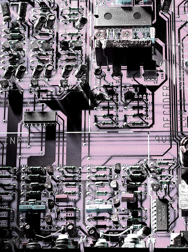 无人,竖图,俯视,室内,特写,白天,静物,阴影,反射,电路板,影子,庞大,芯片,复杂,繁杂,彩图,高角度拍摄