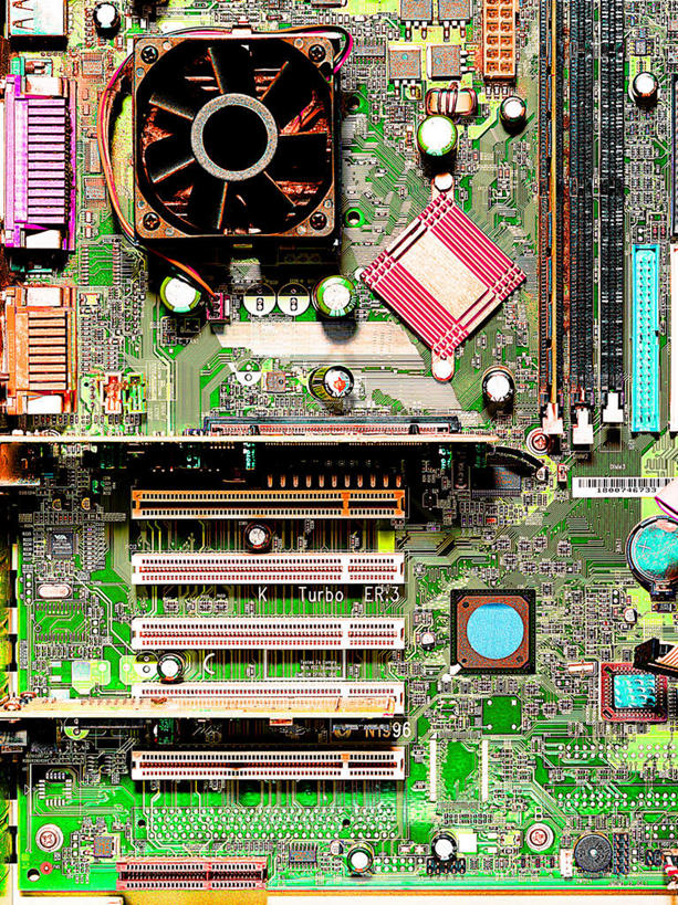 无人,竖图,俯视,室内,特写,白天,静物,阴影,反射,电路板,影子,绿色,庞大,复杂,繁杂,彩图,高角度拍摄