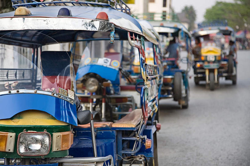 无人,横图,室外,白天,正面,度假,美景,植物,城市风光,城市,道路,路,照明,老挝,亚洲,一排,整齐,景观,小路,三轮车,交通,娱乐,车,脚踏车,灯,树,树木,排列,绿色,自然,灯具,交通工具,享受,休闲,景色,放松,东南亚,生长,成长,照亮,照明设备,队列,载具,前照灯,前大灯,车前灯,老挝人民民主共和国,琅勃拉邦省,彩图