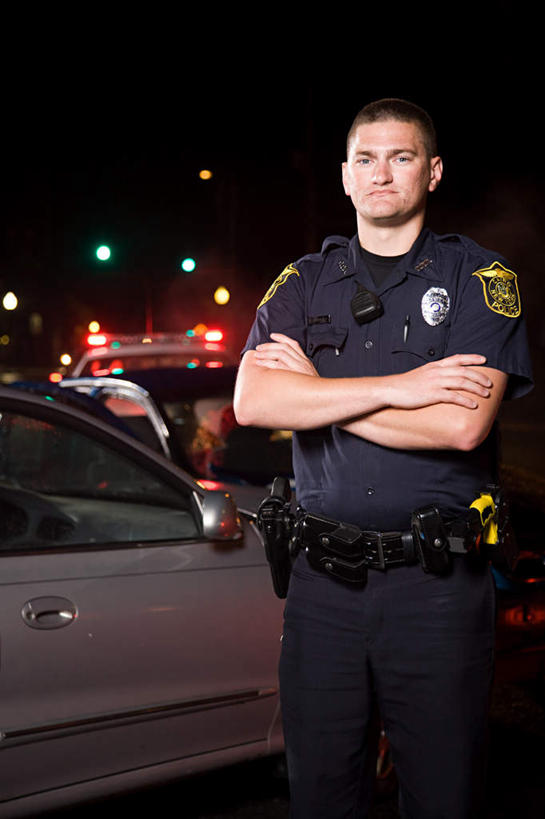 西方人,一个人,交警,站,双手交叉,竖图,室外,夜晚,正面,工作服,制服,汽车,欧洲,欧洲人,仅一个男性,仅一个人,一辆,阴影,光线,影子,灯光,注视,车,仅一个年轻男性,交通工具,轿车,观察,看,站着,观看,察看,双手抱胸,关注,载具,工作制服,男人,男性,年轻男性,白种人,交通管理员,交通警察,站立,半身,彩图,工作套服