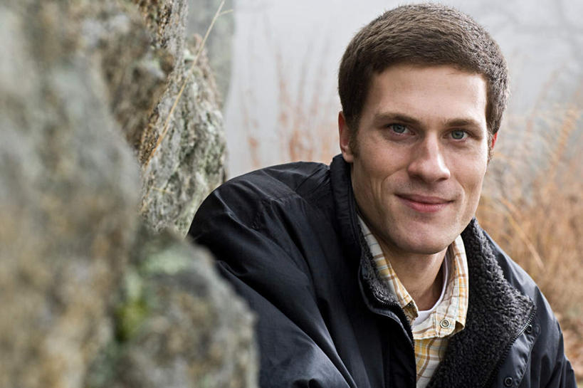 西方人,一个人,坐,笑,微笑,露齿笑,横图,室外,特写,白天,正面,旅游,度假,石头,美景,森林,山,山脉,树林,植物,雾,鸟,欧洲,美国,欧洲人,仅一个男性,仅一个人,服装,裤子,朦胧,模糊,鸟类,石子,景观,山峰,山峦,注视,牛仔裤,休闲装,娱乐,树,树木,仅一个年轻男性,衣服,绿色,自然,群山,观察,看,享受,休闲,休闲服,景色,放松,服饰,生长,成长,观看,迷雾,察看,北美,北美洲,关注,自然风光,美洲,鸥,沉积岩,银鸥,弗吉尼亚,弗吉尼亚州,北亚美利加洲,亚美利加洲,维吉尼亚,老自治领州,黑背鸥,黄腿鸥,水成岩,男人,男性,年轻男性,白种人,石块,岩石,大雾,坐着,半身,彩图