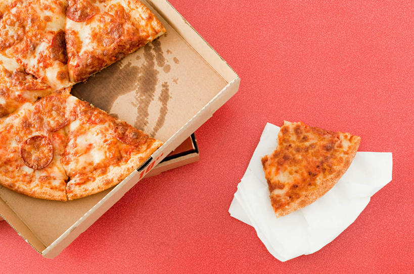 无人,横图,俯视,室内,特写,白天,烹饪,西餐,桌面,桌子,阴影,反射,木制,影子,纸盒,料理,食品,披萨,匹萨,菜肴,美食,盒子,食物,包装盒,木制品,快餐,西式,摄影,佳肴,影棚,比萨,西式快餐,垃圾食品,意大利薄饼,彩图,高角度拍摄,影棚拍摄,拍摄