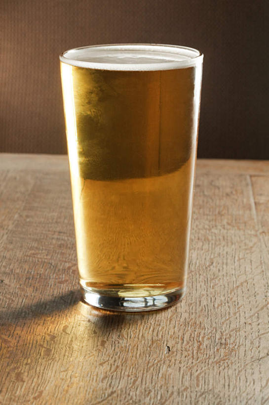 啤酒,无人,酒吧,竖图,俯视,室内,白天,桌面,桌子,杯子,阴影,反射,木制,影子,酒类,一杯,玻璃制品,酒,饮料,酒杯,木制品,啤酒杯,玻璃杯,彩图,高角度拍摄,酒吧间,酒馆