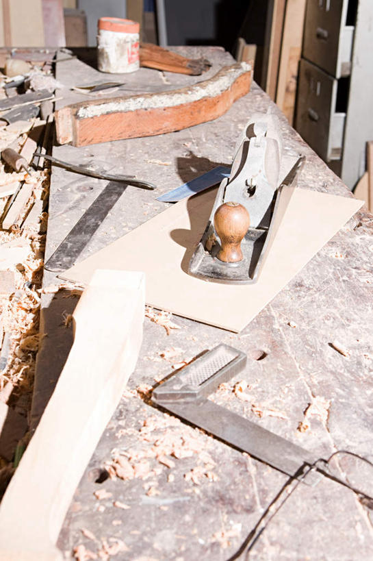 无人,竖图,室内,白天,正面,集体,桌面,桌子,木制,木材,利益,凌乱,尘埃,木柴,木制品,团体,奋斗,木料,灰尘,尘土,愿望,组织,混乱,工作室,努力,理想,纷乱,缭乱,庞杂,彩图