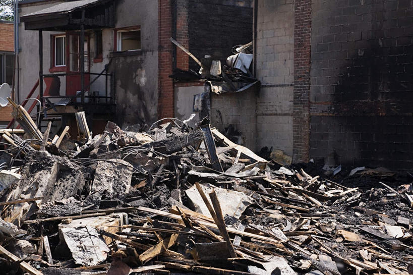 无人,家,横图,室外,白天,正面,一堆,废弃,堆叠,堆积,房屋,屋子,垃圾,破坏,楼房,破损,住宅,肮脏,堆,垃圾场,损坏,丢弃,抛弃,邋遢,收集,龌龊,污秽,遗弃,摈弃,扔掉,扔弃,甩掉,扬弃,彩图,房子