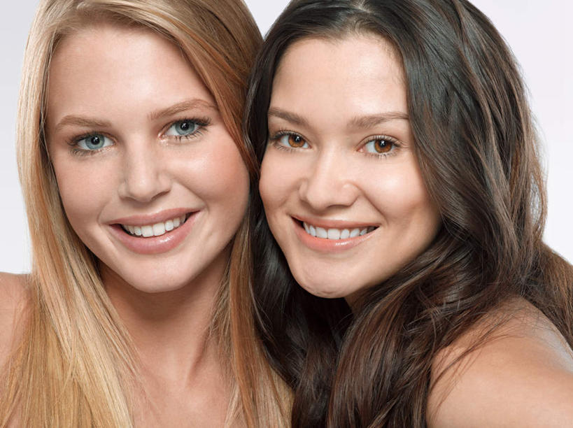 西方人,脸,头,眼睛,脸颊,脖子,眉毛,睫毛,头发,两个人,伙伴,朋友,笑,大笑,横图,室内,特写,白天,白色背景,正面,兴奋,友谊,欧洲,欧洲人,瞳孔,注视,裸露,肩膀,黄色,黑色,观察,看,张嘴,眼部,摄影,影棚,观看,察看,关注,裸,张大嘴巴,哈哈大笑,友情,年轻女性,女人,女性,白种人,头部,长发,直发,脖,睫,颈,颈部,脸部,脸蛋,眉,面部,眼,眼睫毛,眼眉,张开嘴,半身,彩图,影棚拍摄,高兴,狂笑,拍摄,眼眉毛