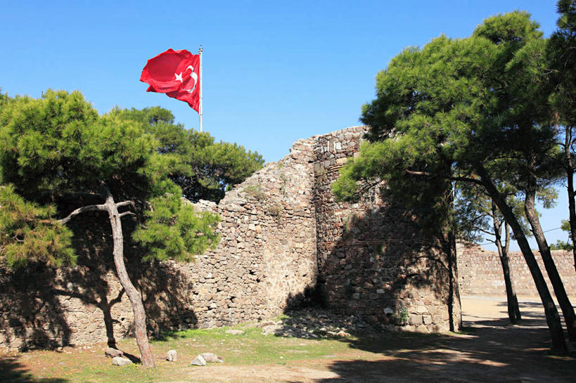 无人,横图,室外,白天,正面,旅游,度假,草地,草坪,名胜古迹,植物,标志建筑,地标,建筑,旗帜,国旗,土耳其,亚洲,吊挂,悬挂,漂浮,遗迹,飘扬,堡垒,城堡,飘落,挂,古迹,文物,娱乐,建设,古建筑,草,树,树木,蓝色,绿色,蓝天,天空,自然,天,享受,休闲,旅游胜地,放松,生长,晴朗,成长,下沉,要塞,西亚,降落,古文明,万里无云,首府,飘零,伊兹密尔,伊兹密尔省,设防,旗,晴空,晴空万里,彩图,土耳其共和国