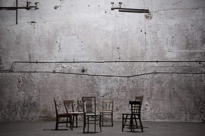 无人,横图,室内,白天,正面,石头,椅子,许多,散落,围绕,木制,石子,木椅,墙,地面,仓库,墙壁,墙面,排列,木制品,队列,石块,彩图,堆栈