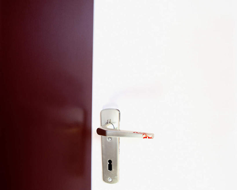 无人,横图,室内,特写,白天,正面,门,静物,金属制品,金属,红色,把手,门把手,门框,血液,门把,拉手,彩图
