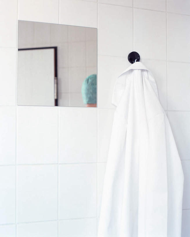 无人,医院,竖图,室内,白天,正面,工作服,制服,化妆,美容,镜子,吊挂,悬挂,反射,瓷砖,钩子,墙,挂,墙壁,墙面,白色,化妆镜,镜像,卫生,镜面,纯真,医疗机构,光学,洁净,光明,工作制服,恬静,中间色,朴素,清白,彩图,工作套服,病院,诊所