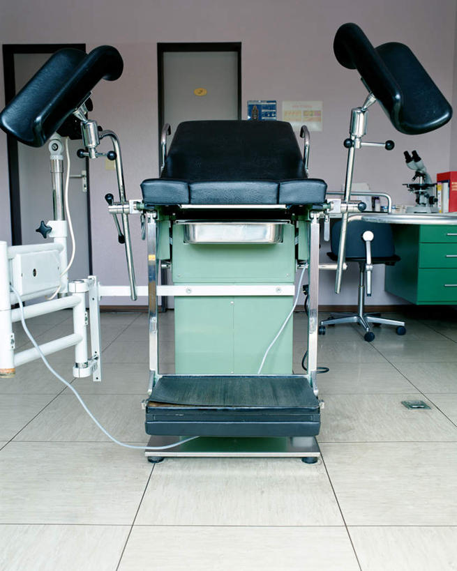 无人,医院,竖图,室内,白天,正面,床,照明,瓷砖,地砖,墙,灯光,床单,地面,被子,墙壁,墙面,灯,灯具,单人床,照亮,手术,医疗设备,被单,照明设备,医疗器械,手术台,无影灯,医疗机构,彩图,病院,诊所