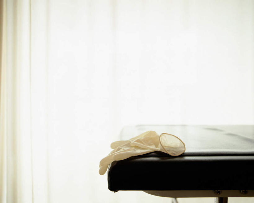 无人,医院,横图,室内,白天,正面,窗帘,床,装饰,床单,被子,帘子,手套,遮阳,橡胶,单人床,华丽,修饰,点缀,被单,橡胶手套,橡胶制品,医疗机构,医用手套,衬托,美观,雅致,雅观,彩图,病院,诊所