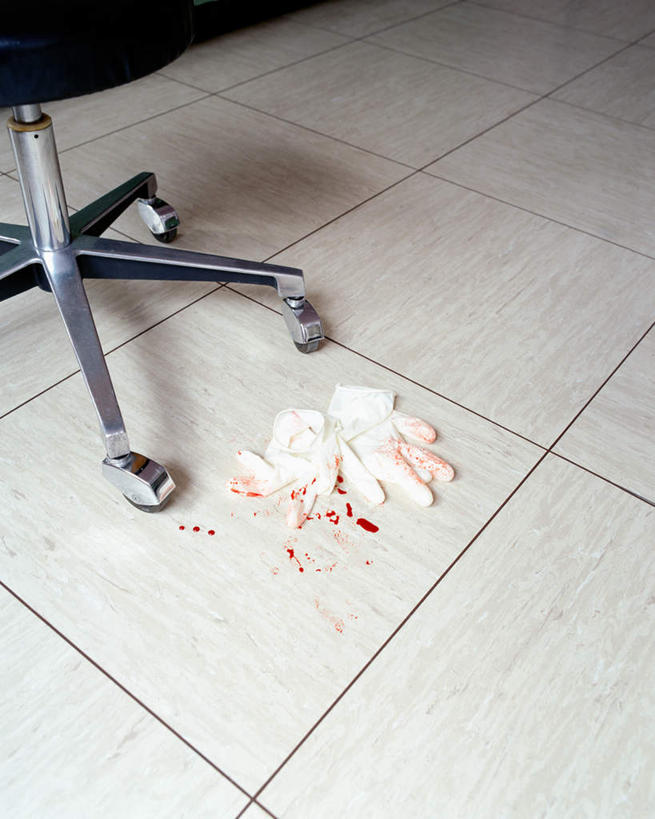 无人,医院,竖图,俯视,室内,特写,白天,椅子,瓷砖,地砖,地面,红色,手套,橡胶,血液,吧椅,橡胶手套,橡胶制品,医疗机构,医用手套,吧台椅,酒吧椅,彩图,高角度拍摄,病院,诊所