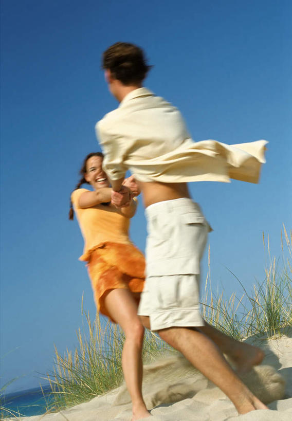 西方人,两个人,握手,笑,微笑,露齿笑,竖图,室外,白天,仰视,裙子,爱情,草地,草坪,海浪,海洋,沙滩,植物,欧洲,欧洲人,阴影,光线,沙子,影子,海岸,浪花,沙地,浪漫,旋转,相视,草,蓝色,绿色,蓝天,天空,阳光,海水,天,温暖,温馨,面对面,恩爱,短裙,恋人,晴朗,半身裙,对视,和睦,互视,相对,海景,扭转,万里无云,相看,男人,男性,年轻男性,年轻女性,女人,女性,白种人,情侣,大海,风浪,海,海水的波动,海滩,近岸浪,涌浪,晴空,晴空万里,搀手,拉手,手拉手,手握手,彩图,低角度拍摄,全身,伴侣,融洽