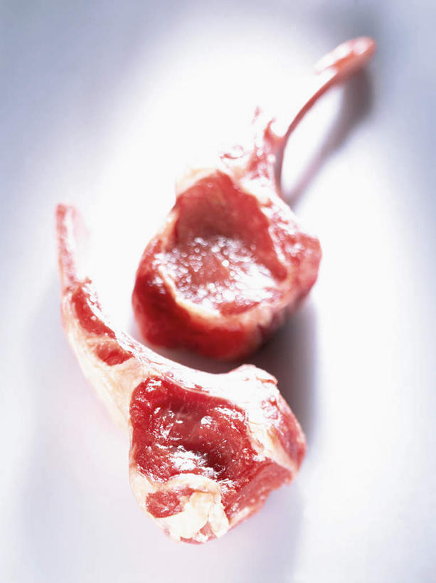 骨骼,无人,竖图,俯视,室内,特写,白天,白色背景,阴影,朦胧,模糊,反射,影子,排骨,肉,骨头,猪肉,肉类,两个,摄影,影棚,骨架,小排,肉食,豚肉,彩图,高角度拍摄,影棚拍摄,拍摄