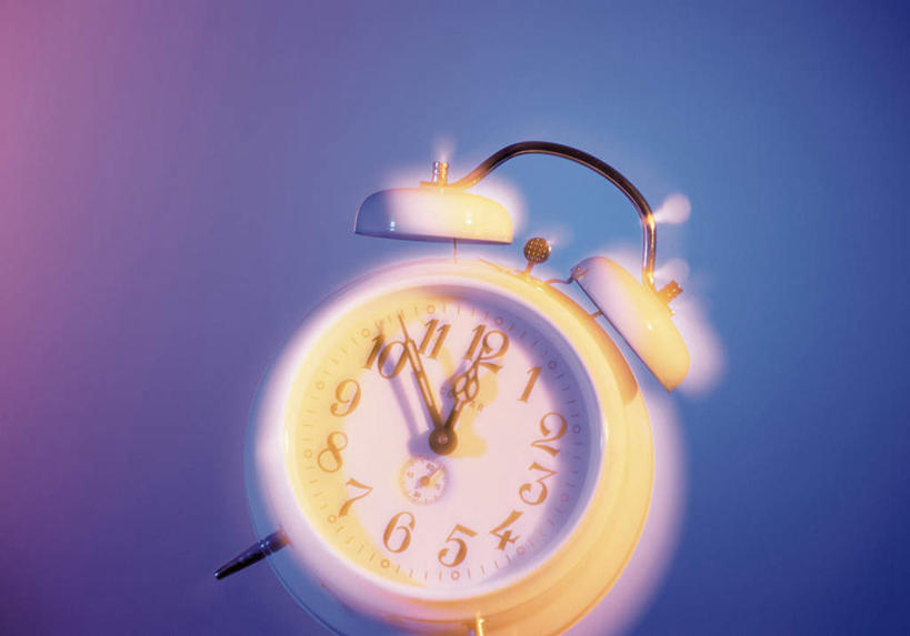 无人,横图,俯视,室内,特写,白天,静物,闹钟,阴影,紫色背景,朦胧,模糊,时间,反射,时钟,影子,计时,一个,钟表,表,摄影,影棚,单个,钟,彩图,高角度拍摄,影棚拍摄,拍摄