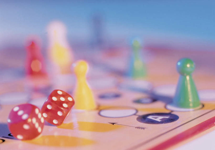 无人,横图,俯视,室内,特写,白天,游戏,赌博,贪欲,智慧,竞争,静物,玩具,阴影,蓝色背景,朦胧,模糊,反射,骰子,影子,玩,娱乐,刺激,两个,红色,休闲,棋子,棋盘,益智,摄影,影棚,活动,发泄,消遣,智力,赌具,跳棋,色子,投机,侥幸,欲望,投子,宣泄,西洋跳棋,国际跳棋,玩耍,嬉戏,彩图,高角度拍摄,影棚拍摄,拍摄,胜负,输赢