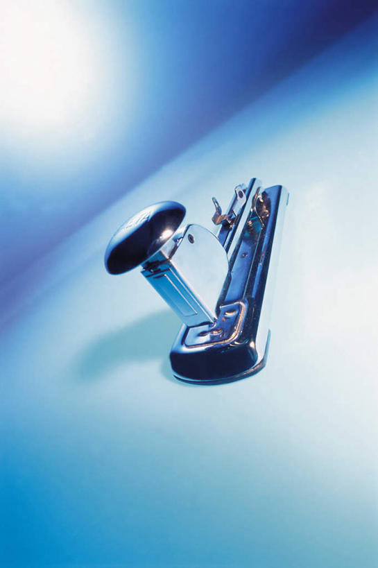 无人,竖图,室内,特写,白天,正面,桌面,桌子,静物,金属制品,连接,组合,金属,木制,办公用品,订书机,一个,木制品,摄影,影棚,单个,链接,装订,拼接,杠杆,拼凑,订书器,拼合,凑集,聚合,撮合,链结,缝合,彩图,影棚拍摄,拍摄