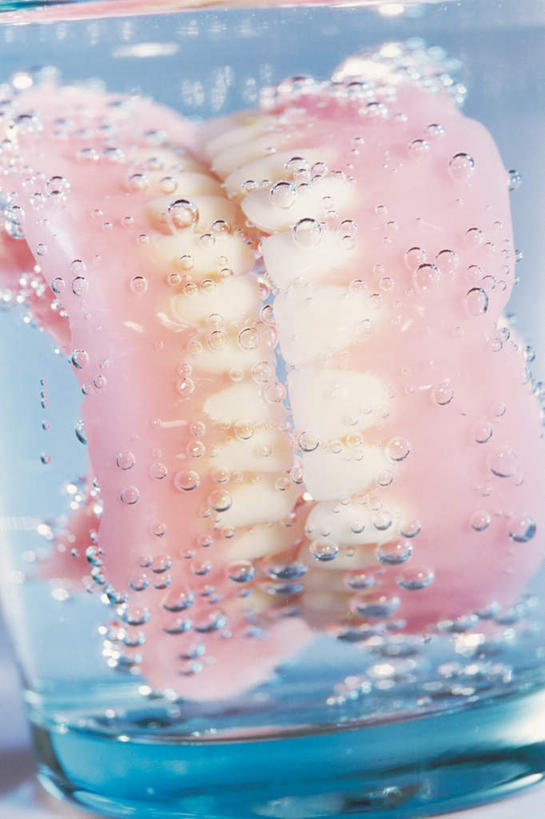 牙齿,无人,竖图,室内,特写,白天,正面,水,杯子,液体,饮用水,玻璃制品,一个,水杯,矿泉水,摄影,影棚,单个,假牙,蒸馏水,活动假牙,义齿,齿,牙,牙龈,玻璃杯,彩图,影棚拍摄,拍摄