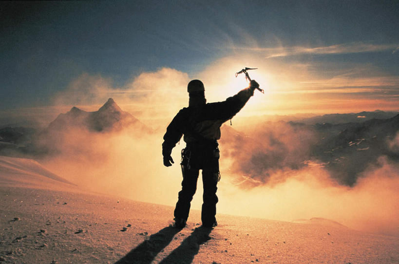 西方人,一个人,站,举,攀登,横图,室外,白天,锻炼,旅游,度假,探险,运动,攀岩,日落,山,雪,雪山,雾,大雪,欧洲,欧洲人,仅一个男性,仅一个人,仅一个中年男性,握,服装,朦胧,模糊,冰,积雪,山峰,晚霞,霞光,雪景,冬季,冬天,落日,山峦,背光,拿,拿着,注视,休闲装,娱乐,运动器械,极限运动,背面,衣服,黄昏,观察,看,托,站着,享受,休闲,休闲服,爬,彩霞,放松,寒冷,握着,服饰,观看,迷雾,察看,冰冷,关注,室外运动,户外运动,逆光,严寒,冰凉,酷寒,凛冽,凛凛,极冷,夕照,冰镐,登山装备,冒险,体育,男人,男性,中年男性,白种人,大雾,夕阳,登山,举起,举手,举着,攀爬,向上举,向上伸,向上托,站立,彩图,全身,健身,斜阳,运动器材