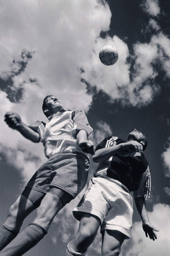 西方人,两个人,运动员,跳,竖图,黑白,室外,白天,仰视,运动服,锻炼,快乐,比赛,运动,竞争,足球,欧洲,欧洲人,争夺,服装,朦胧,模糊,云,云朵,足球装备,半空,云彩,注视,娱乐,运动器械,一个,衣服,蓝色,白云,蓝天,天空,天,观察,看,休闲,健身器械,服饰,晴朗,单个,观看,察看,体育运动,衣着,穿着,关注,健身器材,蹴鞠,衣饰,争取,体育,足球运动,男人,男性,年轻男性,白种人,晴空,体育运动员,运动选手,抬头,跳跃,仰头,半身,低角度拍摄,健身,运动器材,运动装