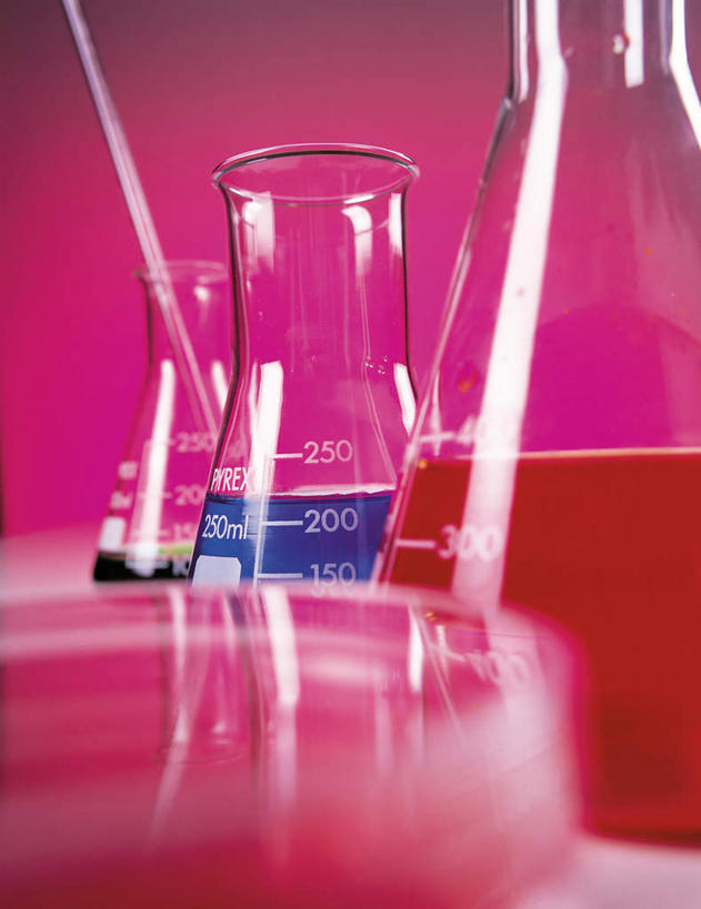 无人,竖图,室内,特写,白天,仰视,实验,仪器,桌子,静物,杯子,阴影,粉色背景,朦胧,模糊,研究,透明,反射,分析,化学,测试,滴管,烧瓶,试管,液体,影子,锥形瓶,书桌,玻璃制品,玻璃瓶,课桌,瓶子,器皿,摄影,影棚,计量,玻璃仪器,试验耗材,实验用品,吸液管,三角烧瓶,依氏烧瓶,锥形烧瓶,移液管,玻璃杯,彩图,低角度拍摄,影棚拍摄,拍摄