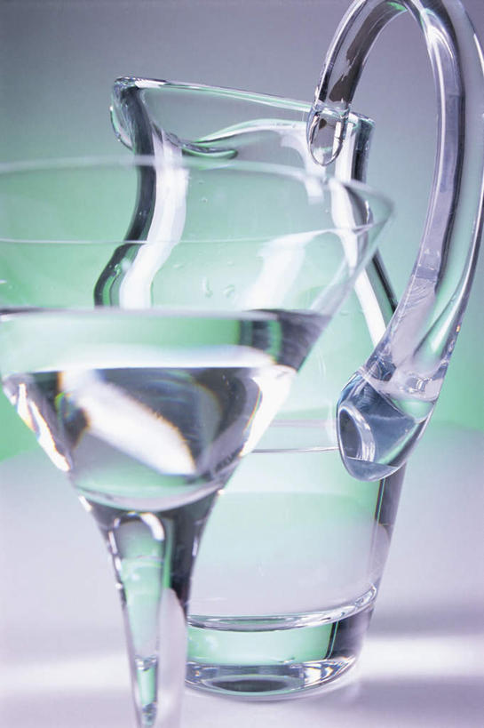 无人,竖图,室内,特写,白天,正面,水,杯子,阴影,反射,高脚杯,壶,液体,影子,水滴,玻璃制品,水壶,两个,茶壶,酒杯,容器,摄影,影棚,鸡尾酒杯,玻璃杯,彩图,影棚拍摄,拍摄