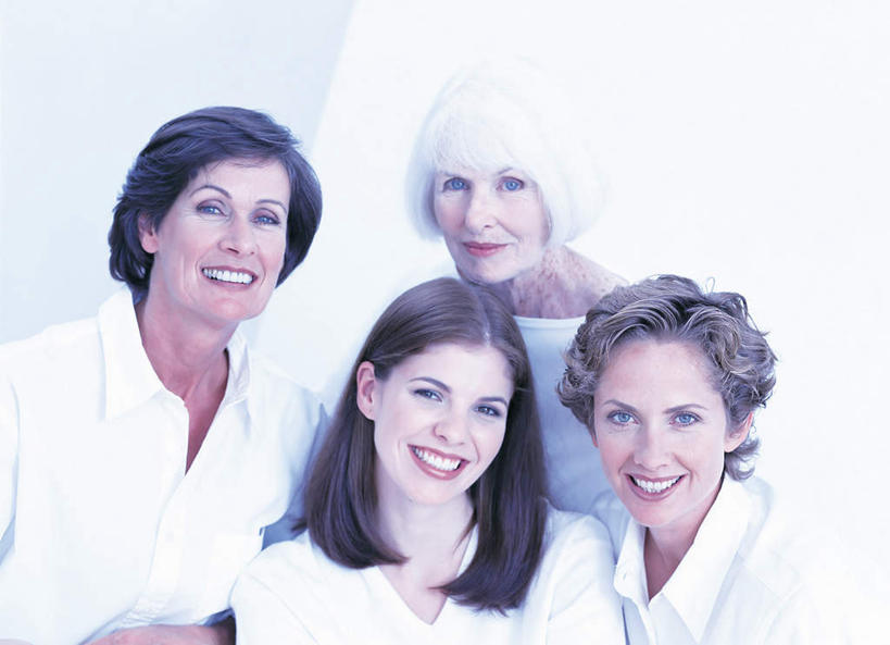 老年人,四个人,母亲,女儿,祖母,三代同堂,站,笑,微笑,露齿笑,横图,室内,白天,白色背景,正面,阴影,服装,反射,影子,注视,休闲装,祖孙三代,衣服,白色,观察,看,站着,休闲,温暖,温馨,母女,休闲服,母爱,摄影,服饰,影棚,奶奶,观看,祖孙,和睦,察看,关注,外婆,外孙女,外祖母,老年女性,年轻女性,女人,女性,中年女性,年轻人,全家福,孙女,站立,半身,彩图,影棚拍摄,拍摄,融洽,多代同堂,妈妈