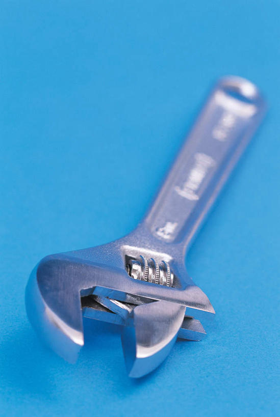 无人,竖图,俯视,室内,特写,白天,桌面,桌子,静物,金属制品,蓝色背景,金属,木制,工具,一个,木制品,摄影,影棚,单个,扳手,扳头,彩图,高角度拍摄,影棚拍摄,拍摄