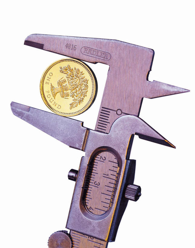 无人,竖图,室内,特写,白天,白色背景,正面,钱,静物,阴影,反射,测量,钱币,影子,刻度,一个,尺,金色,金融,摄影,影棚,经济,单个,测量工具,精密,尺子,游标卡尺,精度,精准,精细,流通,贸易,量具,量仪,卡尺,标卡尺,量爪,主尺,深度尺,货币,现金,硬币,游标尺,彩图,影棚拍摄,拍摄