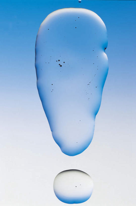 无人,竖图,俯视,室内,特写,白天,水,阴影,蓝色背景,反射,标志,文字,液体,影子,字符,字母,水滴,标识,一个,摄影,影棚,单个,感叹号,彩图,高角度拍摄,影棚拍摄,拍摄