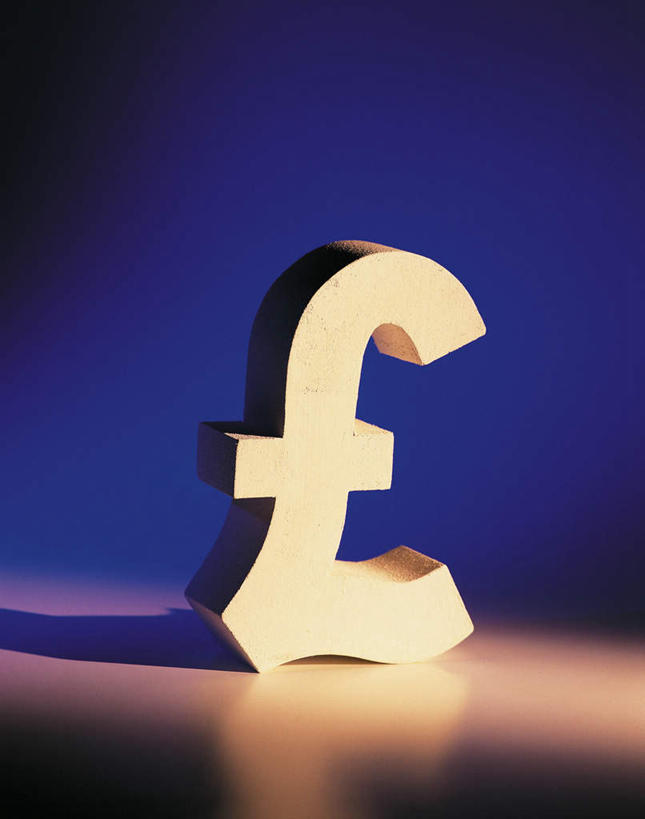 无人,竖图,室内,特写,白天,正面,静物,阴影,蓝色背景,反射,标志,钱币,文字,影子,字符,字母,标识,摄影,影棚,英镑,货泉,钱银,货币,彩图,影棚拍摄,拍摄