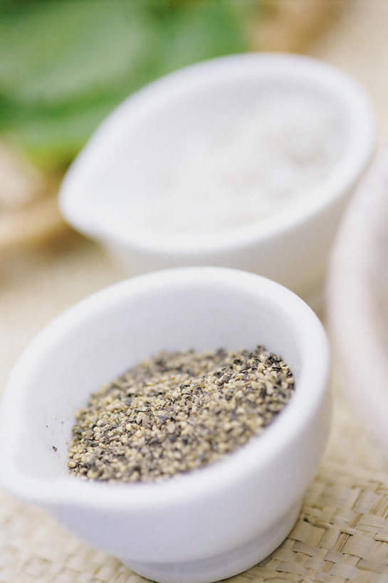 无人,竖图,俯视,室外,特写,白天,桌面,桌子,一堆,堆叠,堆积,朦胧,模糊,木制,陶瓷,调料,调味,香料,盐,佐料,陶瓷制品,黑胡椒,调味品,调味料,食盐,木制品,容器,碗,储藏,堆,配料,储存,作料,胡椒,彩图,高角度拍摄,贮存