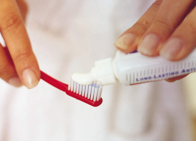 西方人,手,一个人,横图,室内,特写,白天,正面,浴袍,欧洲,欧洲人,双手,仅一个年轻女性,仅一个女性,仅一个人,握,朦胧,模糊,牙膏,牙刷,挤,拿,拿着,一个,日用品,清洁,手部,握着,单个,洗漱用品,卫生,年轻女性,女人,女性,白种人,半身,彩图,汤帷子,浴衣