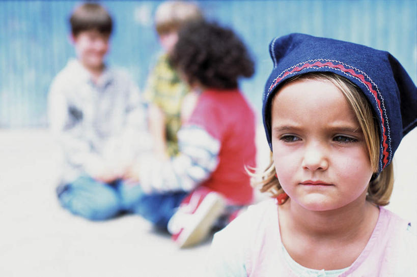 西方人,儿童,四个人,伙伴,朋友,站,坐,说,双手交叉,横图,室外,白天,正面,裙子,讨论,友谊,纯洁,欧洲,欧洲人,连衣裙,服装,朦胧,模糊,墙,注视,休闲装,墙壁,墙面,小孩,衣服,蓝色,观察,看,站着,休闲,休闲服,可爱,童年,童趣,服饰,观看,察看,关注,童真,烂漫,无邪,孤立,伶仃,交流,天真,友情,男孩,男人,男性,女孩,女人,女性,白种人,沟通,讲话,交谈,商讨,十字手,说话,谈话,站立,坐着,半身,彩图,男生,女生