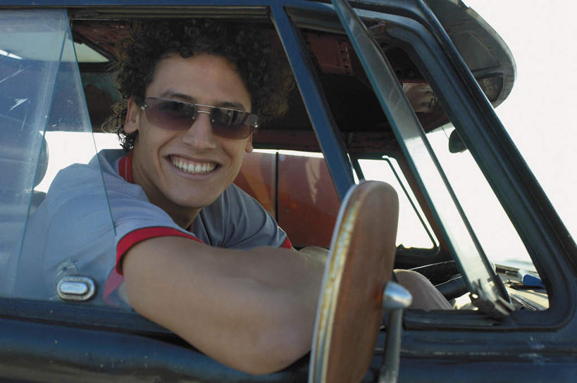 西方人,一个人,坐,笑,微笑,露齿笑,横图,室外,白天,正面,安全,窗户,镜子,汽车,欧洲,欧洲人,仅一个男性,仅一个人,一辆,服装,反射,墨镜,眼镜,反光镜,交通,面包车,扭头,注视,休闲装,玻璃窗,车,仅一个年轻男性,衣服,车窗,太阳镜,太阳眼镜,交通工具,观察,看,转头,休闲,休闲服,遮阳镜,搭,服饰,观看,镜像,察看,生命,镜面,搭着,关注,载具,光学,凸面镜,男人,男性,年轻男性,白种人,坐着,半身,彩图,广角镜