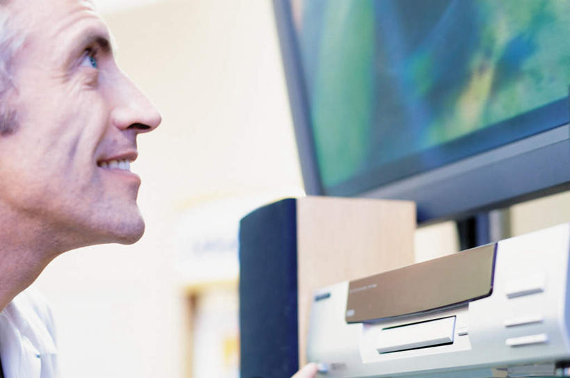 西方人,一个人,商店,站,笑,微笑,露齿笑,横图,室内,白天,仰视,电视,欧洲,欧洲人,仅一个男性,仅一个人,仅一个中年男性,服装,环保,朦胧,模糊,墙,注视,休闲装,商铺,墙壁,墙面,衣服,绿色,白色,液晶电视,观察,看,站着,休闲,休闲服,清晰,服饰,轻薄,能源,观看,回收,资源,察看,影碟机,关注,DVD播放器,彩电,利用,便携,低碳,循环,彩色电视机,市肆,商号,DVD播放机,DVD影碟机,光盘存储器,数字多功能光盘,持续,男人,男性,中年男性,白种人,电视机,抬头,仰头,站立,半身,彩图,低角度拍摄,店铺,高清