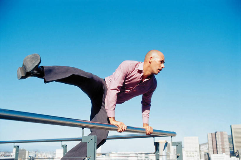 西方人,一个人,商务人士,商务男性,高楼大厦,栏杆,跳,横图,室外,白天,正面,衬衫,失败,大厦,建筑,摩天大楼,欧洲,欧洲人,仅一个男性,仅一个人,仅一个中年男性,撑,阴影,套装,沮丧,光线,影子,围栏,注视,护栏,蓝色,蓝天,天空,阳光,天,观察,看,难受,无奈,晴朗,观看,失望,悲伤,察看,撑着,伤心,绝望,难过,关注,失落,商务装,工薪阶层,颓废,万里无云,挫败,受挫,落败,落空,错过,失足,失意,失策,失算,颓丧,衰颓,悲哀,懊丧,颓靡,气馁,丧气,败北,挫折,失利,男人,男性,中年男性,白种人,白领,上班族,晴空,晴空万里,跳跃,半身,彩图,衬衣,大楼,高层建筑,高楼,摩天楼