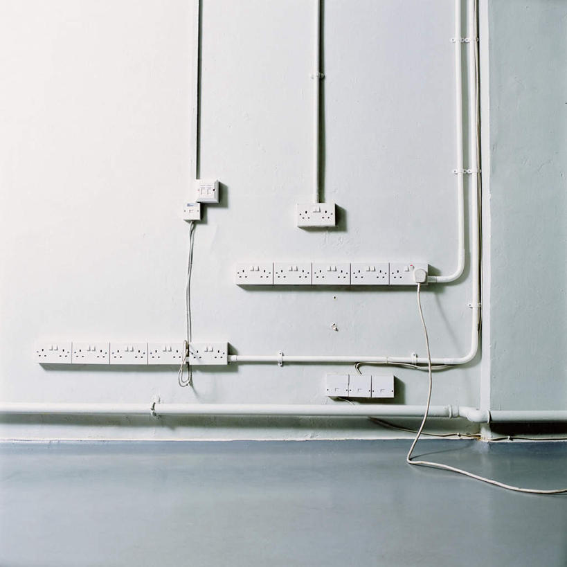 无人,方图,室内,白天,正面,电力,电器,电线,线,墙,插座,电能,线路,墙壁,墙面,电,电源,电源线,家用电器,能量,插线板,拖线板,电源转换器,排插,彩图