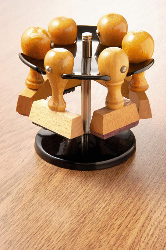 无人,办公室,竖图,俯视,室内,特写,白天,家具,桌子,静物,吊挂,悬挂,木制,办公桌,挂,木制品,摄影,影棚,办公家具,橡皮章,彩图,高角度拍摄,影棚拍摄,拍摄